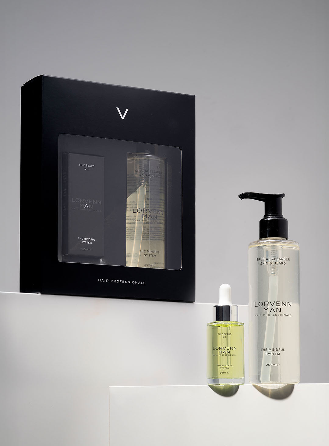 podarachen-komplekt-za-mazhe-pochistvasht-gel-za-litse-i-maslo-za-brada-fine-beard-oil-special-cleanser-skin-beard