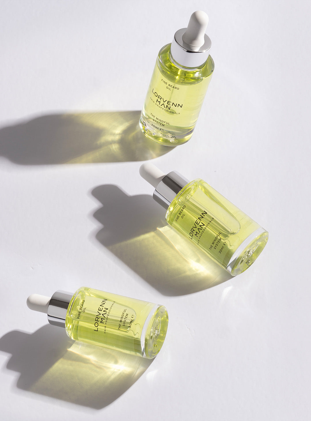 Хидратиращо и лечебно масло за брада Fine Beard Oil 30ml

Фино масло за грижа за брадата, обогатено с над 98% натурални съставки. Fine Beard Oil овлажнява, подхранва и подобрява текстурата на брадата, без да я омазнява или утежнява.