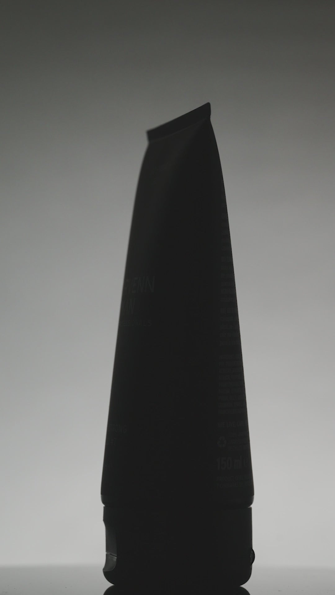 Мъжки ултра силен гел за коса Go Strong Gel 
Гел за коса с ултра силна фиксация и максимален контрол. Go Strong Gel осигурява дълготрайна форма, без утежняване и без следи. Идеален за мъже, които не правят компромис със стила.
С кератин и провитамин B5. Обогатен с активни съставки, които укрепват косъма и го предпазват от накъсване. Подходящ за всекидневна употреба, без да изсушава.