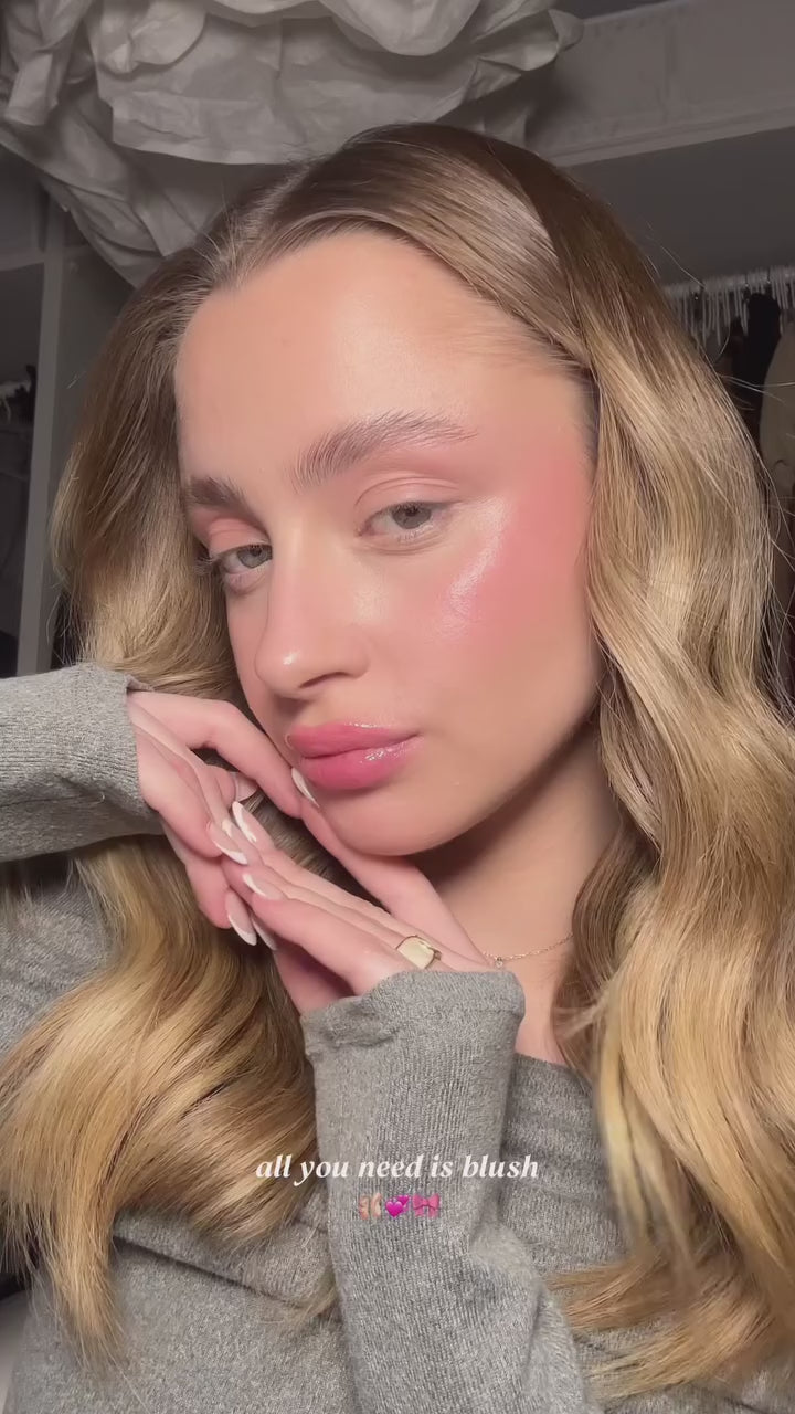 Зареждане на видео Дълготраен течен руж за лице ULTRA SHEER COLOR