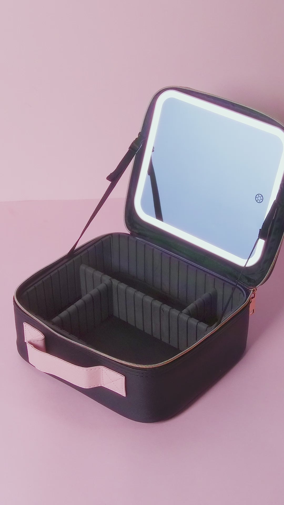 Зареждане на видео Козметичен куфар с LED огледало Beauty Case