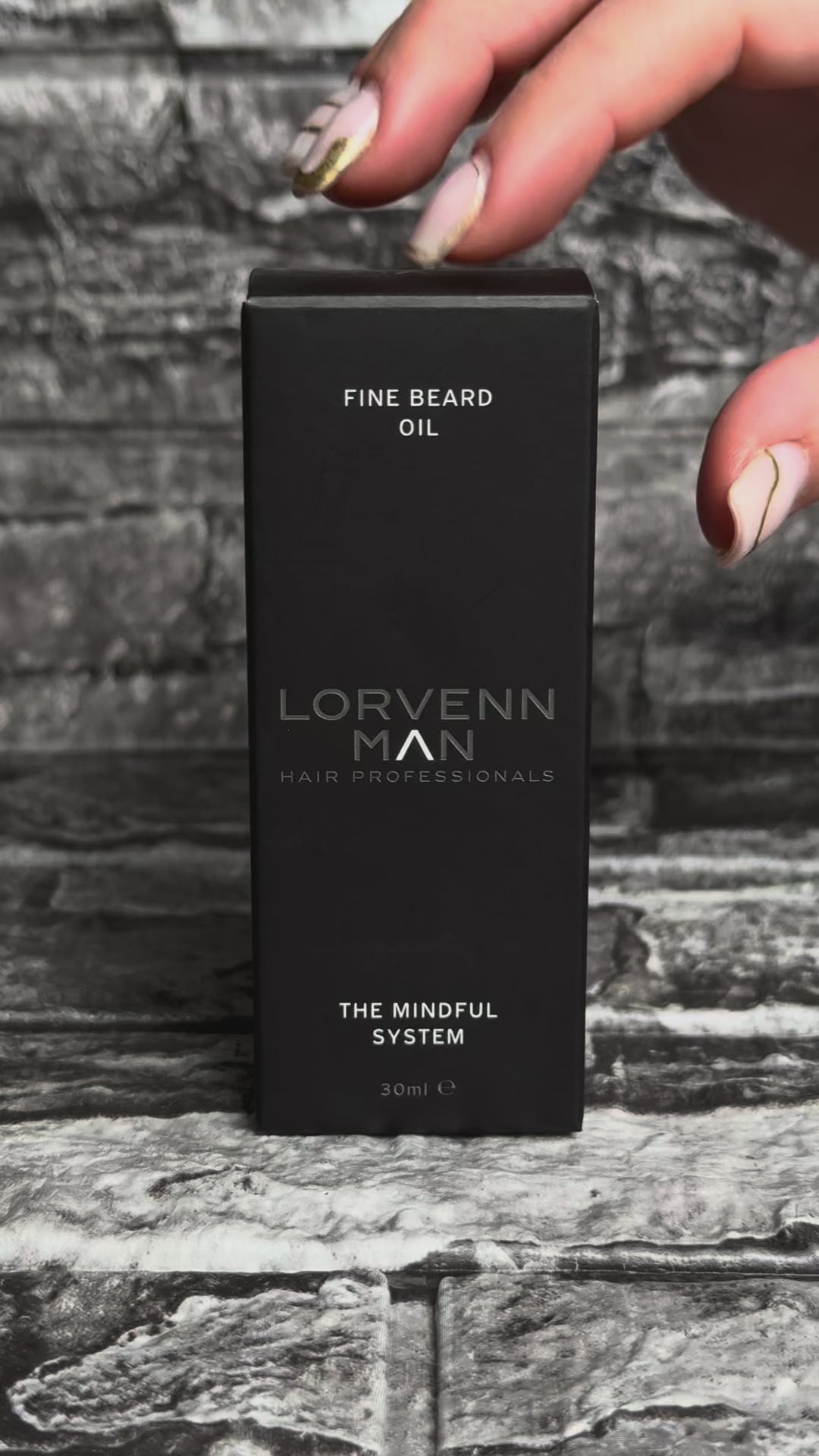 Зареждане на видео Хидратиращо и лечебно масло за брада Fine Beard Oil 30ml

Фино масло за грижа за брадата, обогатено с над 98% натурални съставки. Fine Beard Oil овлажнява, подхранва и подобрява текстурата на брадата, без да я омазнява или утежнява.