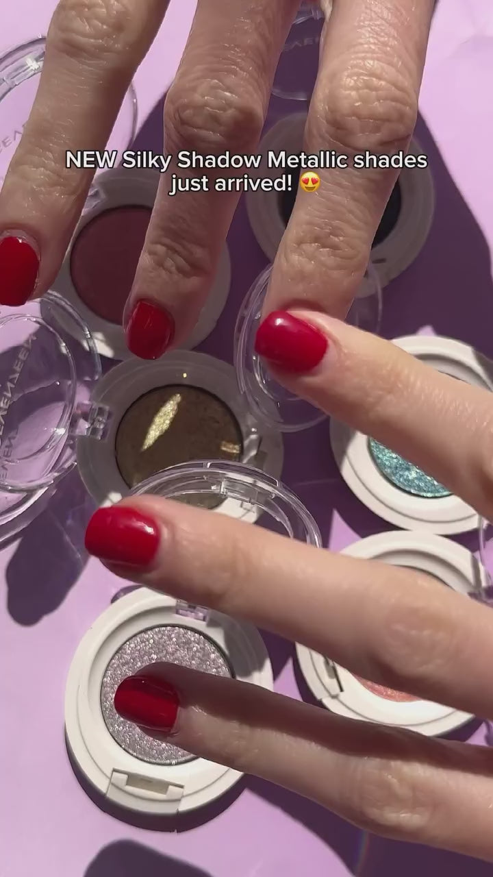 Зареждане на видео Метални сенки за очи Silky Shadow Metallic