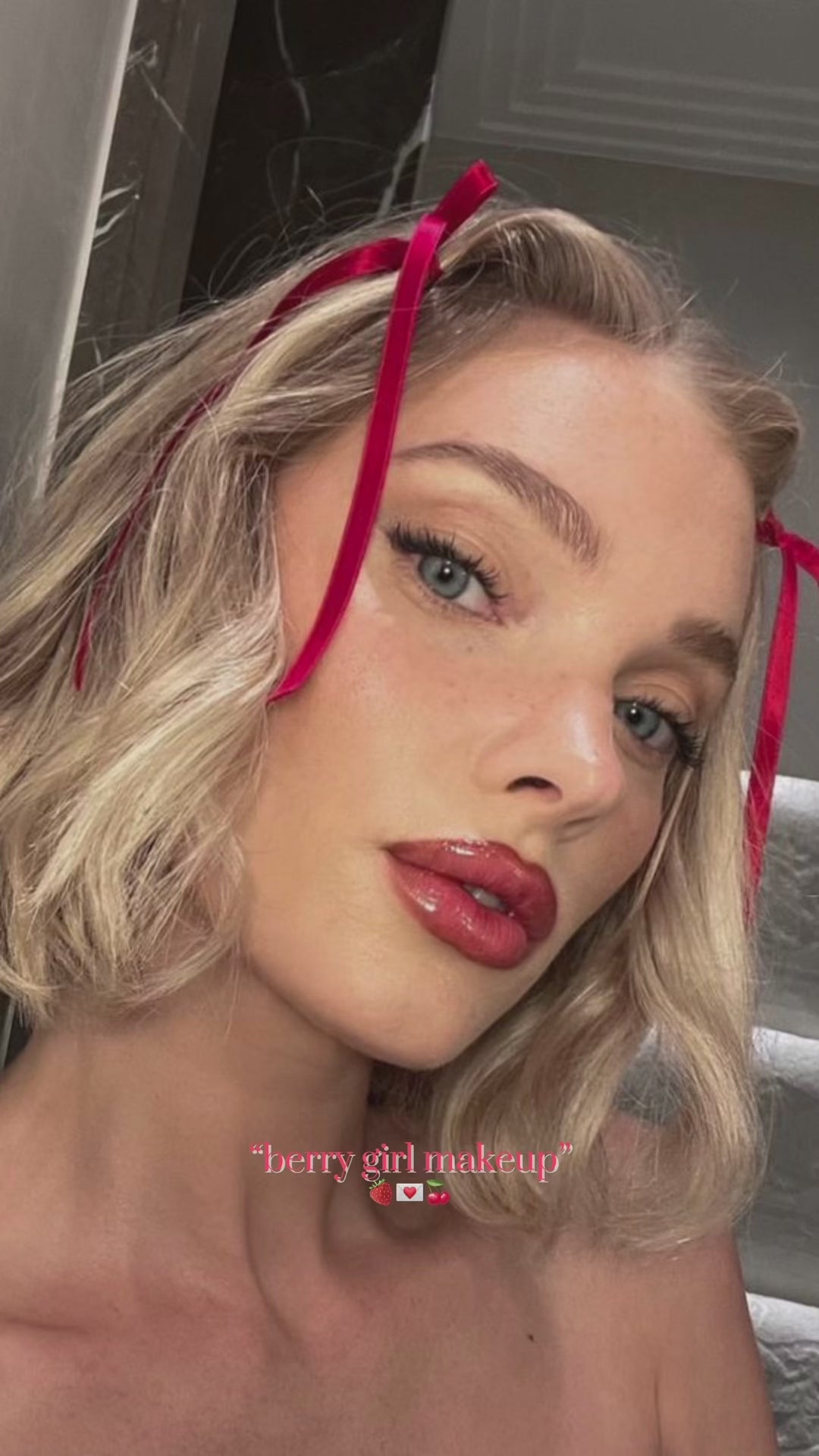 Зареждане на видео Озаряващ фон дьо тен Dewy Skin Foundation