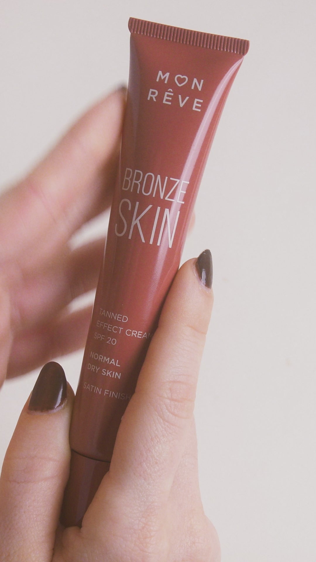 Зареждане на видео Бронзиращ крем за суха кожа Bronze Skin Combination Skin