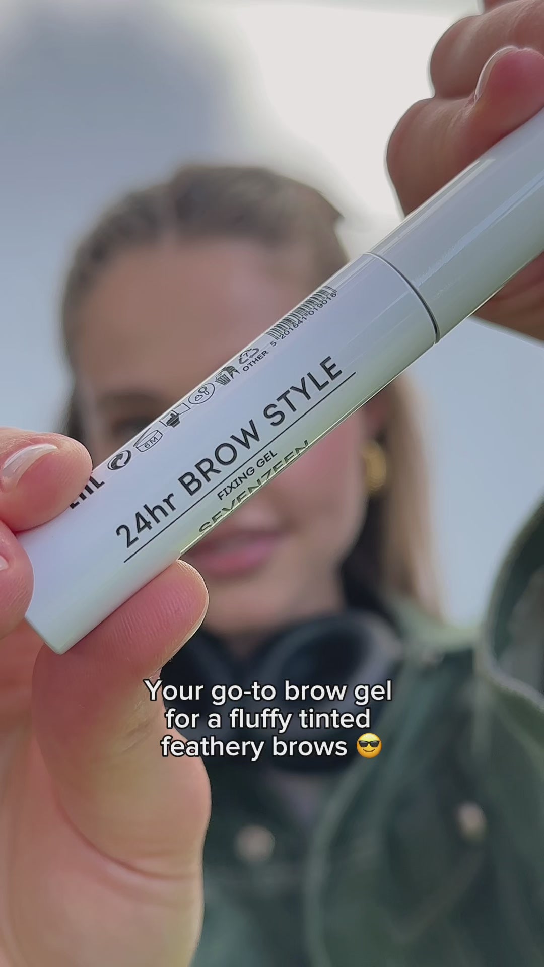 Зареждане на видео Гел за вежди с цвят за обем 24hr Brow Style Fixing Gel